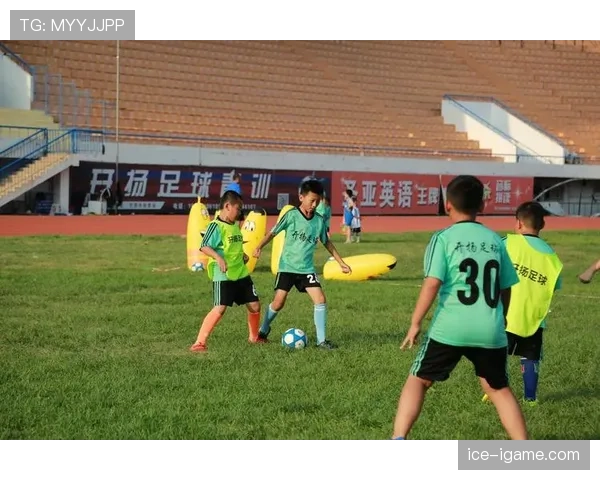 足球夏训营火热开启：新星闪耀，状态回升全力备战新赛季