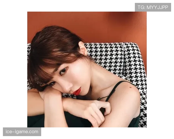 许昕这松弛感是真藏不住了，赛场外叼着棒棒糖看队友训练的样子像极了隔壁遛弯的大爷